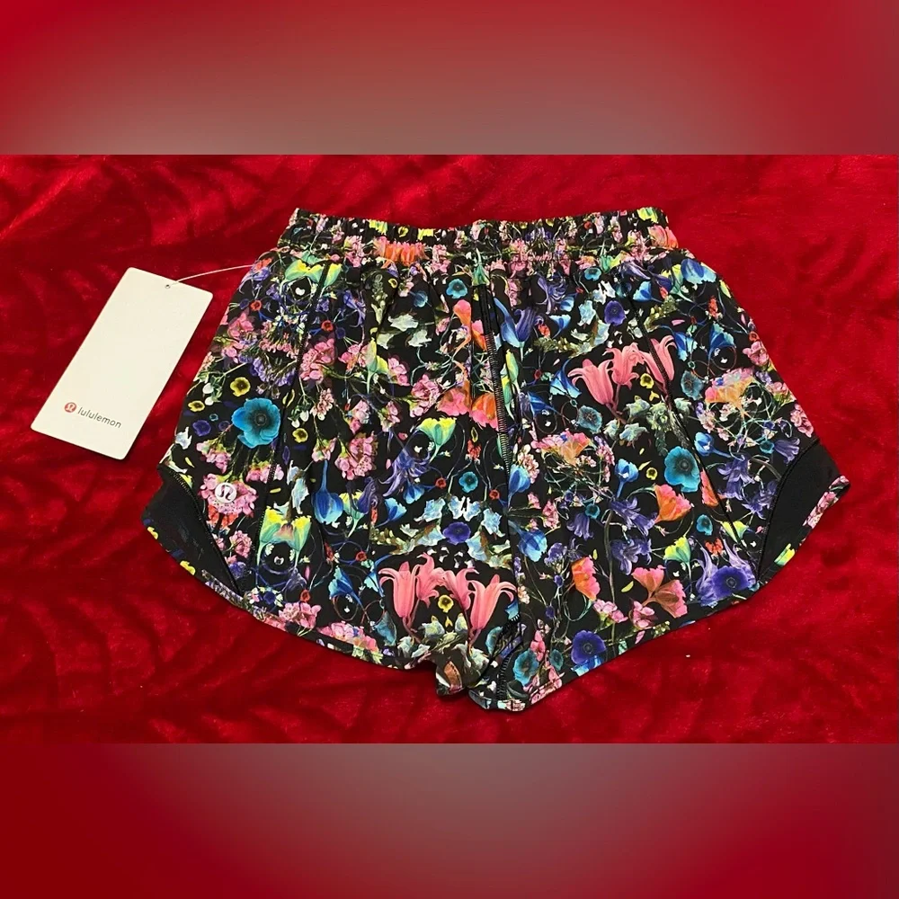 NEW SZ 4 Lululemon Hottie Hot LR Shorts Cute Floral Design Inner Lining Cute 🍋 - Picture 7 of 11